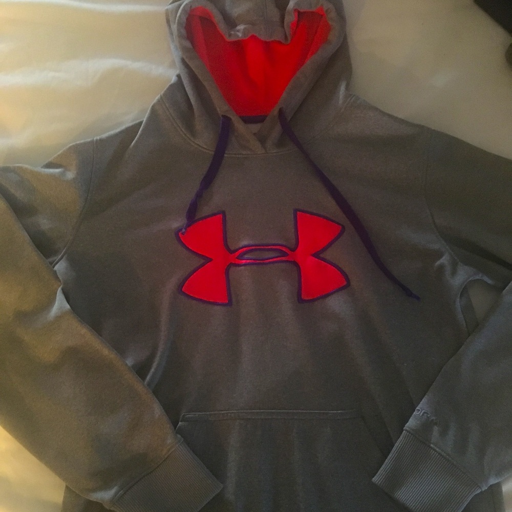 Under armour sweatshirt small fits more like a small/medium